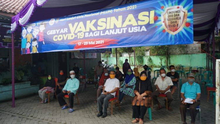 Vaksinasi lansia di Puskesmas Tigaraksa, Kabupaten Tangerang. (RIK)