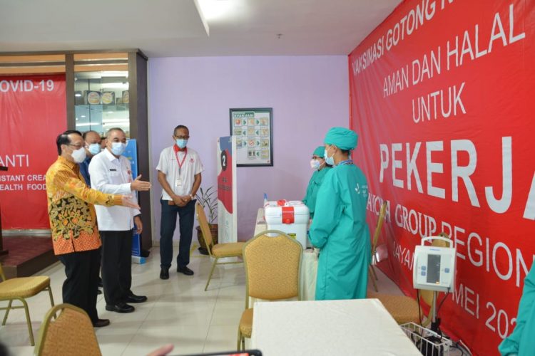 Bupati Tangerang Zaki Iskandar memantau vaksinasi gotong royong bagi pekerja. (RIK)