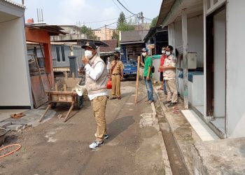 Antisipasi Covid-19, Lurah Pak Bar Keliling ke Rumah Warga Semprot Disinfektan