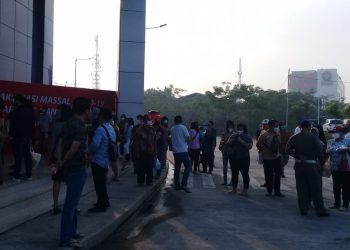 Vaksinasi Covid-19 di Sport Center Kelapa Dua Mengular