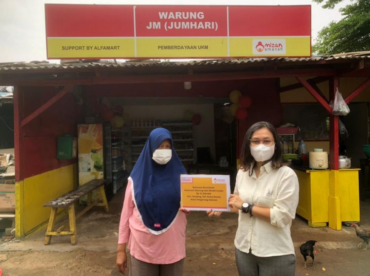 Bantuan renovasi warung tradisional dari Yayasan Mizan dan Alfamart. (IST)