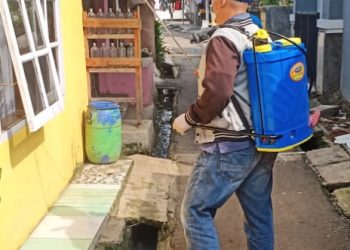 Cegah Penyebaran Covid-19, Karang Taruna Ikrar Mandiri Semprot Disinfektan ke Rumah Warga