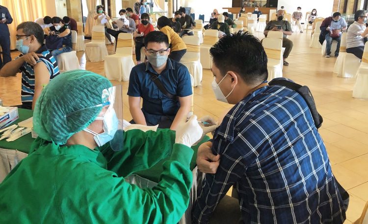 Warga dan pelaku usaha melakukan vaksinasi covid-19 di sentra vaksin Paramount Land. (RIK)