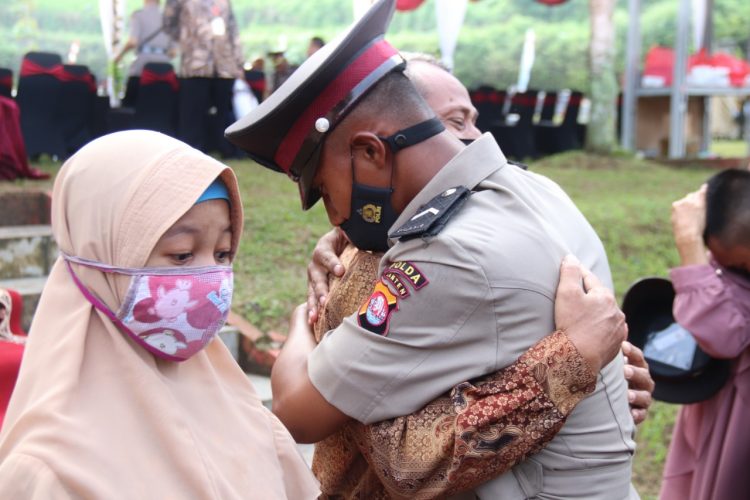 Nur Fathkuh Soleh memeluk orangtuanya usai didapuk sebagai lulusan terbaik di SPN Mandalawangi Polda Banten tahun 2021. (RLS)