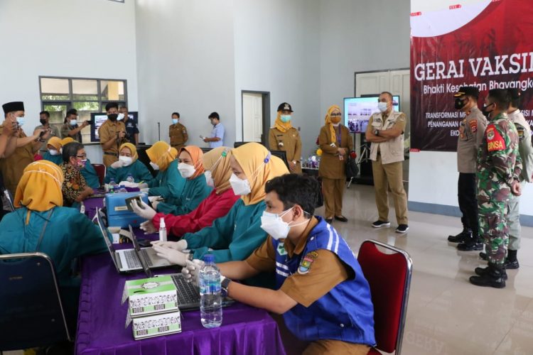 Bupati Tangerang Zaki Iskandar saat memantau vaksinasi di GSG Tigaraksa. (RIK)