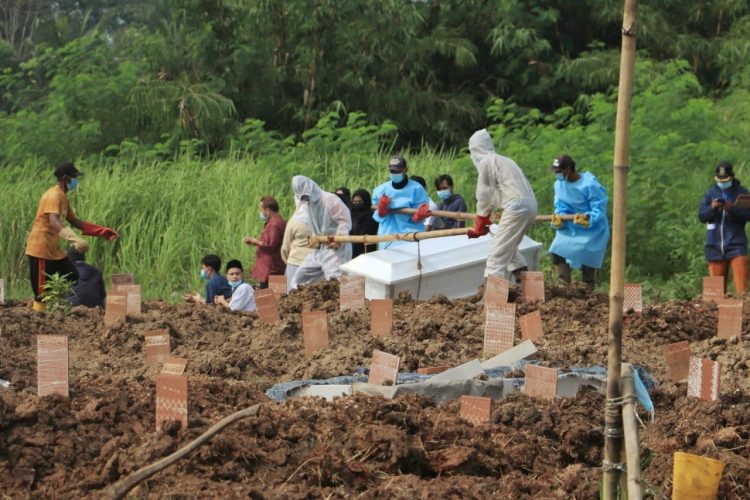 Pemakaman jenazah Covid-19 di TPU Buniayu, Kabupaten Tangerang. (IST)