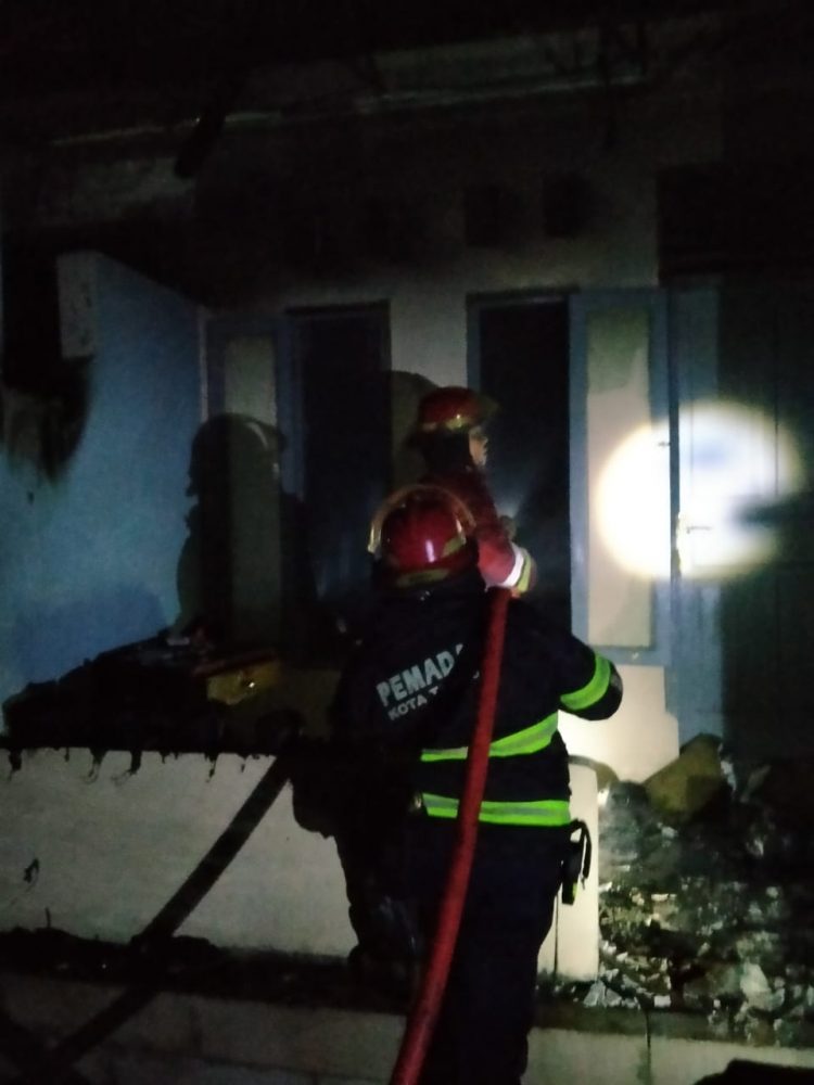 Petugas Damkar Kota Tangsel memadamkan api di Ciputat. (PHD)