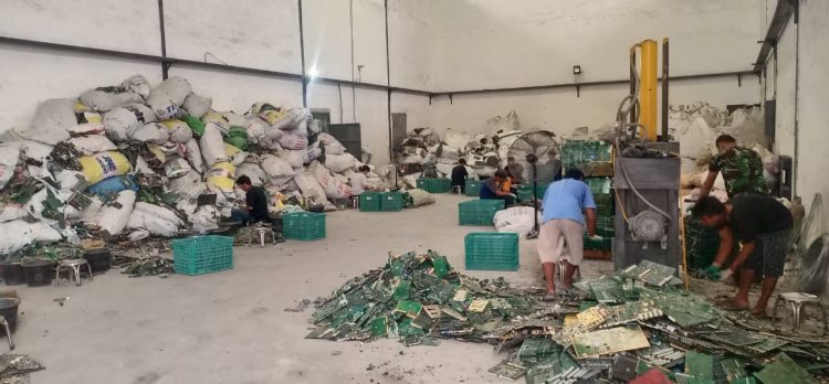 Aktivitas pabrik pengolahan limbah di Teluk Naga, Kabupaten Tangerang. (FEB)