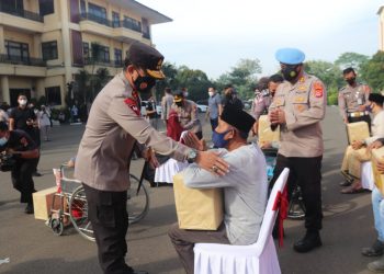 Peringati HUT Bhayangkara, Polda Banten Salurkan Ribuan Paket Sembako dan Masker