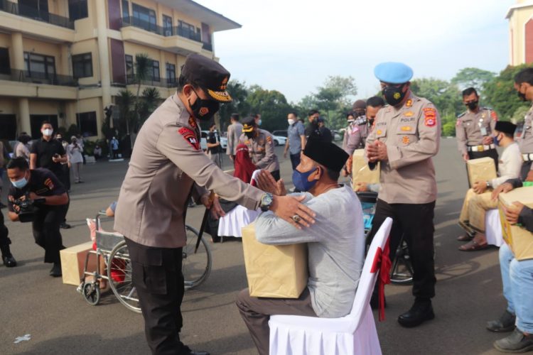 Polda Banten membagikan sembako dan masker. (IST)