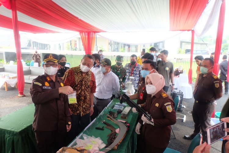 Pemusnahan barang bukti hasil kejahatan di Halaman Kejari Tangsel. (PHD)