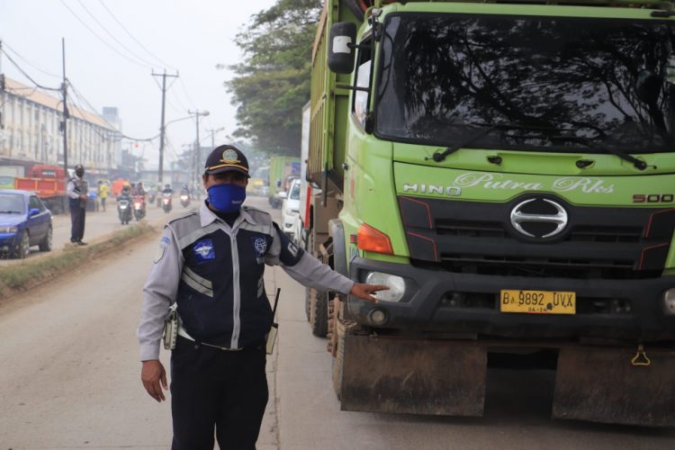 Petugas Dishub Kabupaten Tangerang menyetop truk yang melanggar aturan. (RIK)