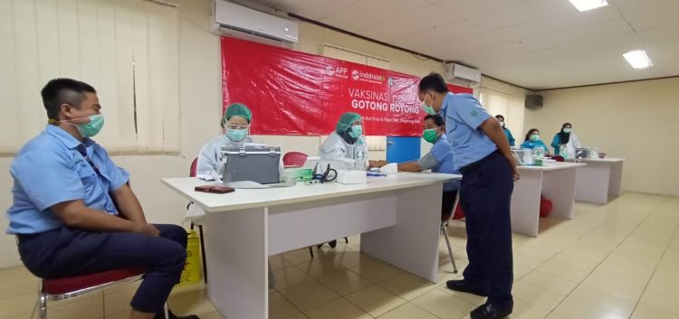 Karyawan PT IKPP Tangerang divaksinasi gotong rotong tahap kedua. (RAY)