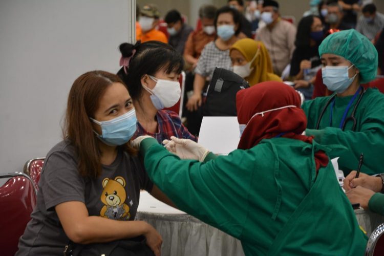 Vaksinasi massal lansia dan tenaga pendidik di ICE BSD. (RIK)