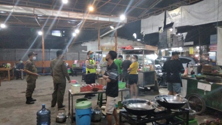 Petugas menutup salah satu warung makan di Batuceper, Kota Tangerang karena melanggar PPKM. (KEY)
