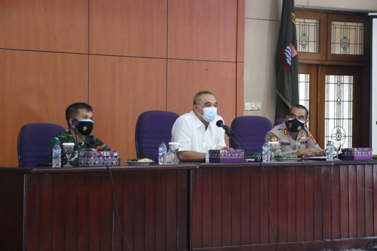 Buoati Tangerang Zaki Iskandar (tengah) saat memimpin rapat Forkominda membahas kondisi covid-19. (RIK)