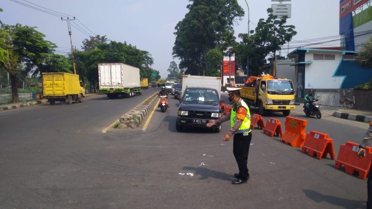 Penyekatan PPKM Darurat di jalan Raya Daan Mogot, Kota Tangerang. (KEY)