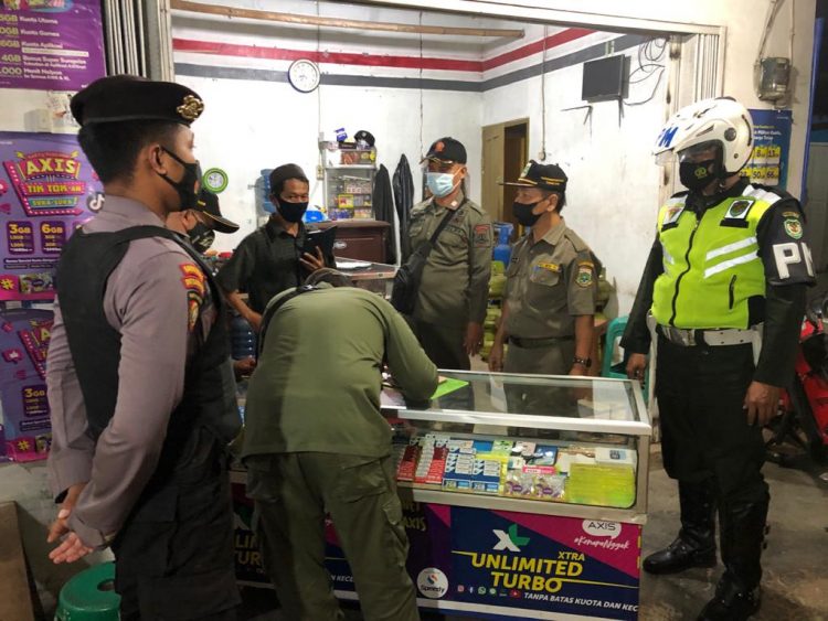 Patroli PPKM Darurat Polda Banten tegur pelanggar di Kota Serang. (RLS)
