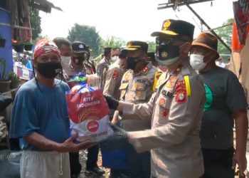 Pemulung di Tangsel Divaksin dan Diberi Sembako