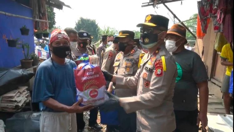 Wakapolda Metro Jaya, Irjen Pol Hendro Pandowo memberi bantuan sembako ke pemulung di Tangsel. (PHD)