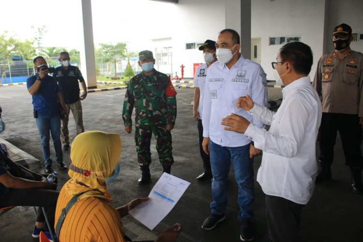 Bupati Tangerang Zaki Iskandar memantau vaksinasi covid-19 di Balaraja. (RIK)