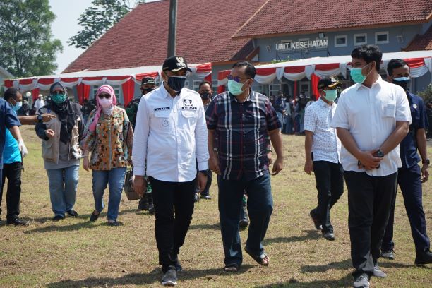 Bupati Tangerang memantau vaksinasi di STPI Legok. (RIK)
