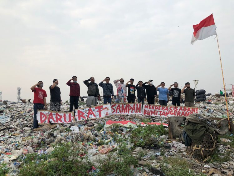 Aktivis lingkungan upacara HUT RI ke-76 ditumpukan sampah TPA ilegal. (KEY)