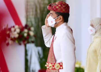 Pimpin Upacara di Istana Merdeka, Presiden Jokowi Kenakan Pakaian Adat Lampung