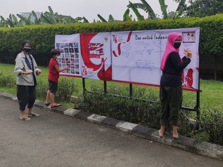 Warga Cornelia Residence Graha Raya menulis doa dan harapan untuk Indonesia di spanduk. (RAY)