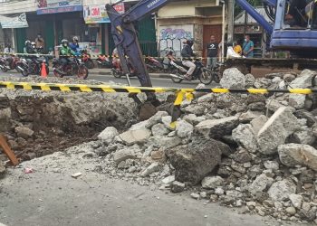 Ada Pekerjaan Proyek, Jalan Dewi Sartika Ciputat Macet Panjang