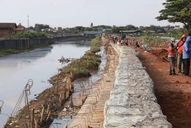 Pembangunan turap untuk antisipasi banjir di Kota Tangerang. (IST)