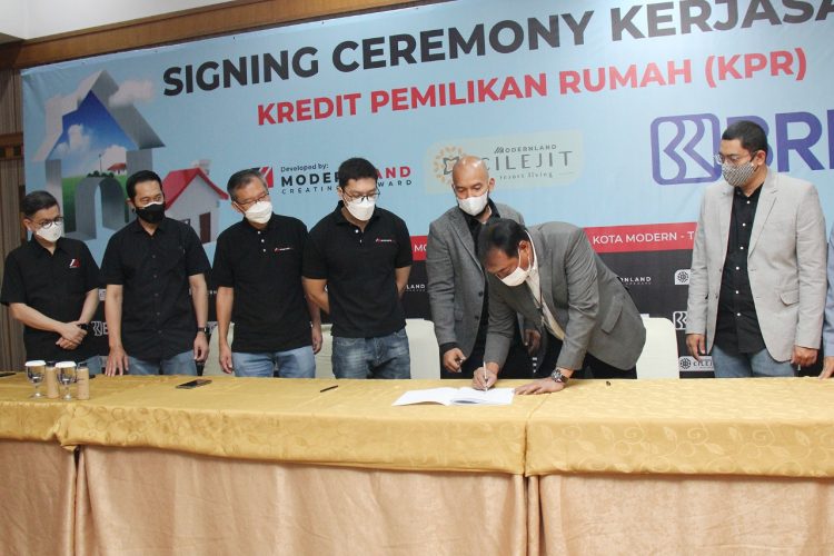 Penandatanganan kerjasama BRI dengan PT Modernlan Realty Tbk untuk pembiayaan kepemilikan rumah di Moderland Cilejit, Kabupaten Tangerang. (IST)