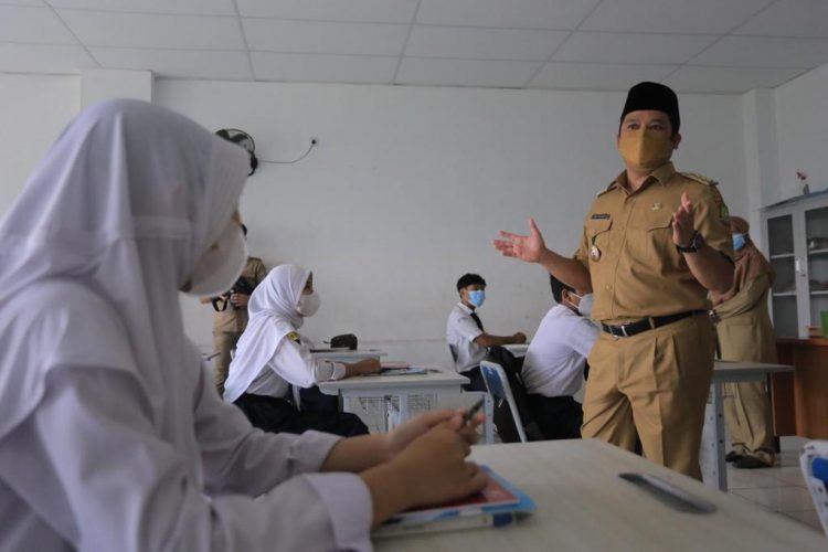 Walikota Tangerang Arief R. Wismansyah meninjau Pembelajaran Tatap Muka terbatas di SMP Negeri 25 Larangan. (IST)