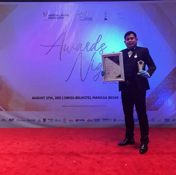 General Manager Swiss-Belhotel Serpong, Bangkit Cahyadi saat menerima Indonesia Best Choice Award. (IST)