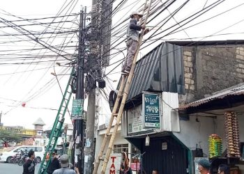 Menjuntai dan Semrawut, DPU Tangsel Potong Kabel Provider di Ciputat Timur