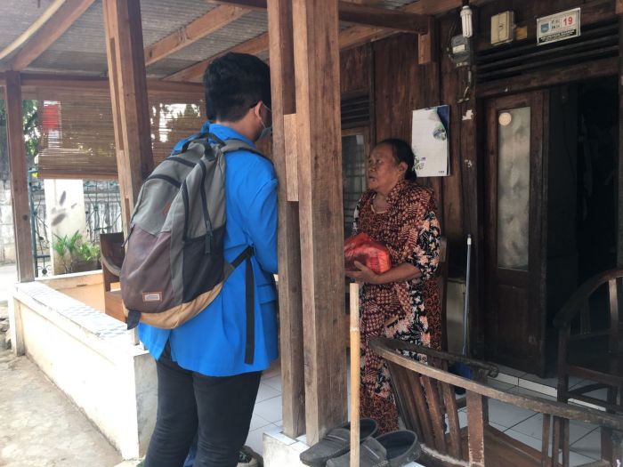 Penyerahan bantuan sembako kepada warga Tangsel dari Komando. (IST)