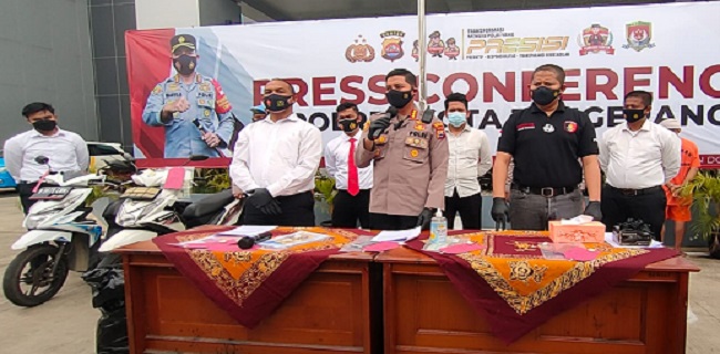 Kapolres Kota Tangerang Kombes Pol Wahyu Sri Bintoro menunjukkan bukti kasus pembunuhan dukun pengganda uang. (RIK)