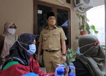 Tinjau Vaksinasi RW di Ciledug, Walikota Arief: Kasus Covid-19 Mulai melandai