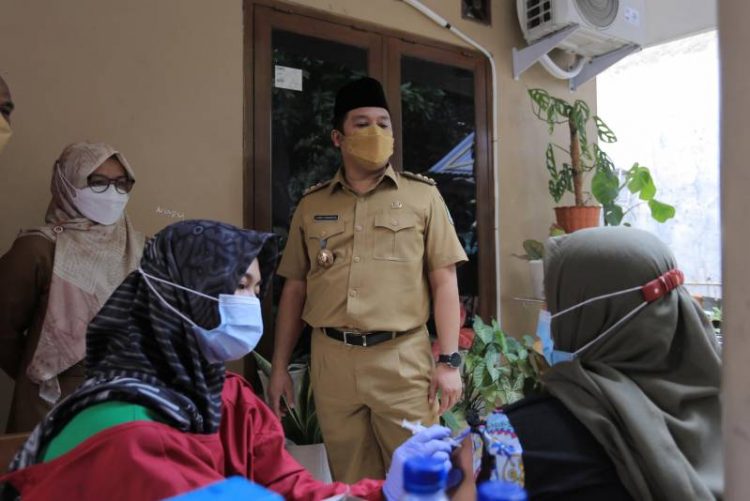 Walikota Tangerang Arie R Wismansyah vaksinasi RW di Ciledug. (IST)