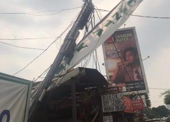 Insiden Kabel Semrawut di Ciputat Kembali Makan Korban, Tersangkut Truk Timpa Mobil dan Warung