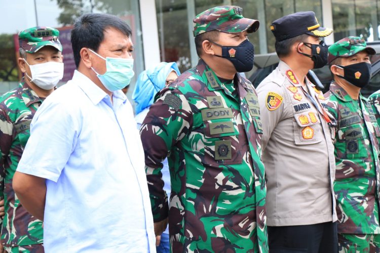 Sekda Kabupaten Tangerang Rudi Maesyak Rasyid menerima tenaga kesehatan dari TNI. (IST)