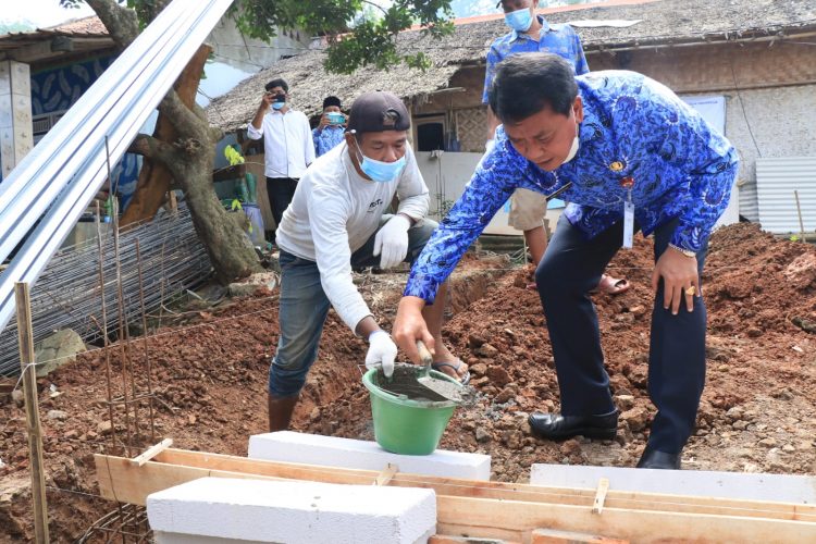 Peletakan batu pertama bedah rumah Korpri Kabupaten Tangerang. (RIK)