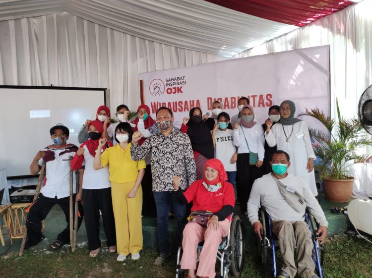 Pesera pelatihan disabilitas berfoto bersama di Kampus Kita Setara. (RIZ)