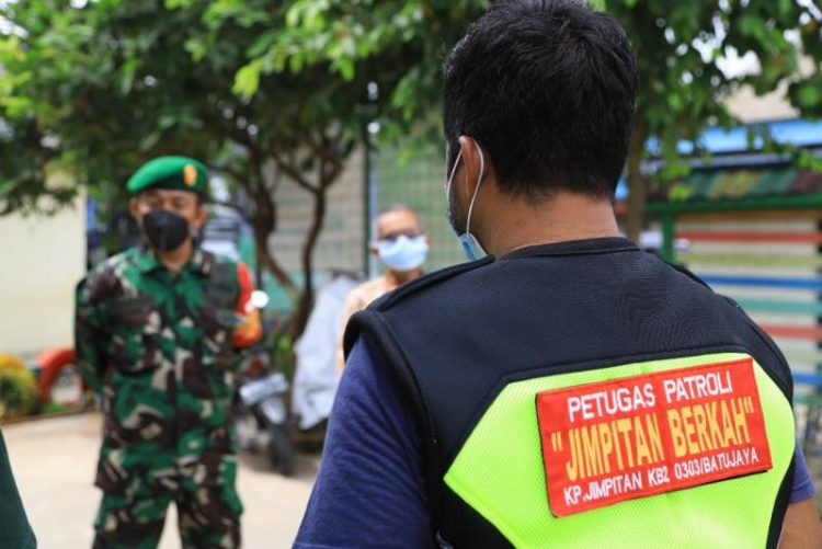 Petugas Kampung Jimpitan Berbagi Berkah di Kelurahan Batu Jaya. (IST)