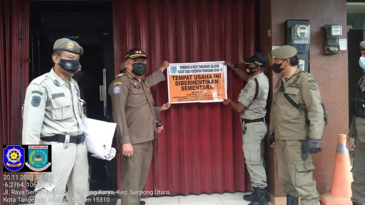 Satpol PP Kota Tangsel segel panti pijat di kawasan BSD, Serpong Utara. (RAY)