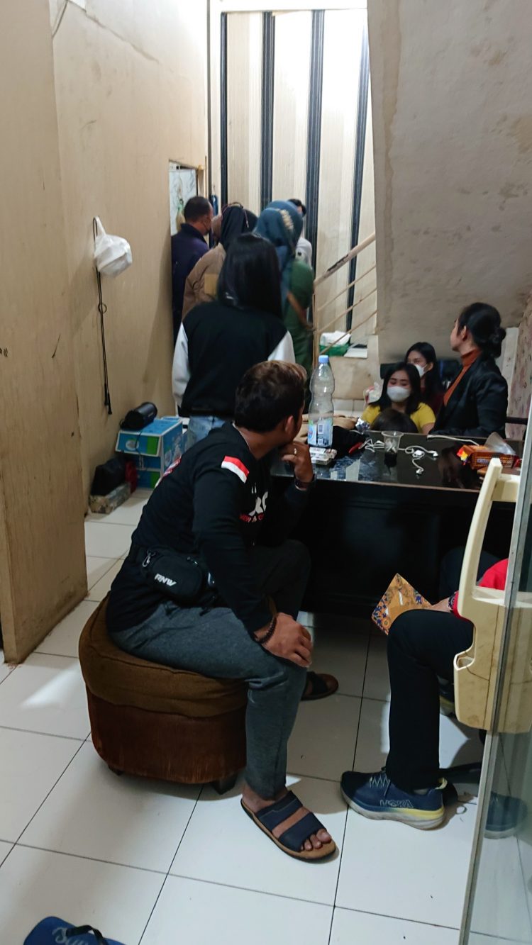 Penggerebekan panti pijat esek-esek oleh petugas Polda Banten. (IST)