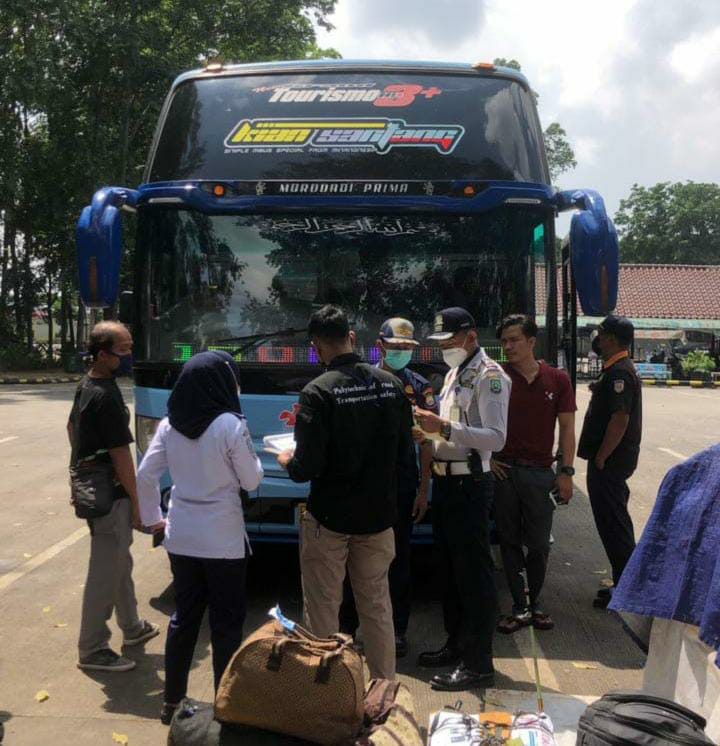 Pemeriksaan bus AKAP di Terminal Poris, Kota Tangerang. (KEY)