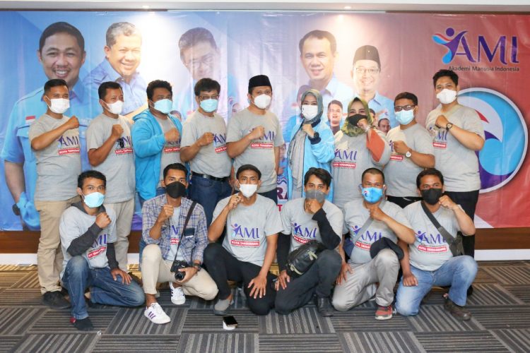 Kader DPD Gelora Tangerang foto bersama usai diskusi. (PHD)
