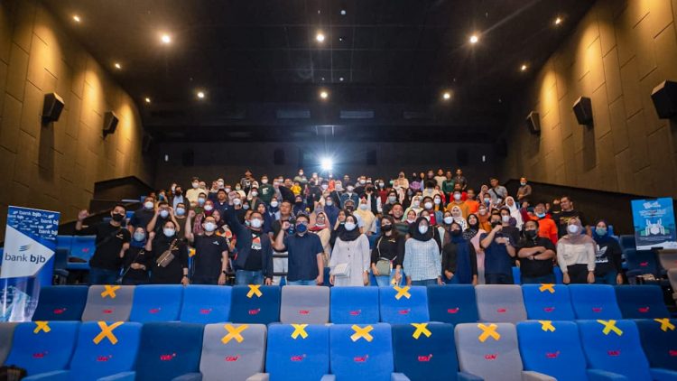 Nasabah bjb menonton film Spiderman No Way Home. (IST)