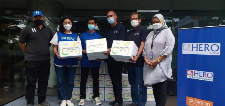 Perwakilan relawan HERO Group menerima donasi secara simbolis dari Direktur PT HERO Supermarket, Tbk, Patrik Lindvall (ketiga dari kanan) didampingi oleh jajaran direktur Hero Group dan perwakilan Human Initiative sebagai mitra dalam pendistribusian donasi ke para pengungsi bencana Gunung Semeru. (RAY)